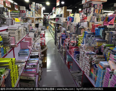 学生学习文化用品与化妆品的平衡之道